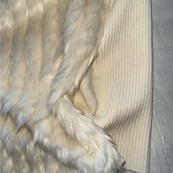 Guess Cream White Faux Fur Wool Blend Sweater Vest Sz L - Picture 9 of 14